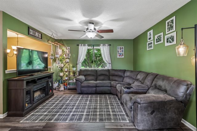 615 10th Avenue NW, Altoona, IA 50009