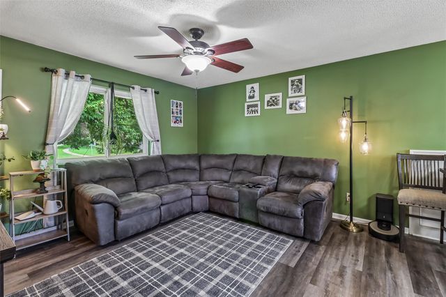 615 10th Avenue NW, Altoona, IA 50009