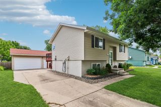 615 10th Avenue NW, Altoona, IA 50009