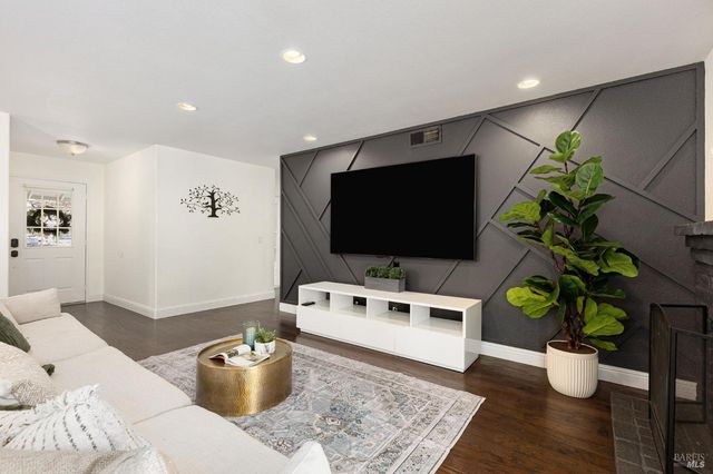 678 Claremont Dr, Vacaville, CA 95687