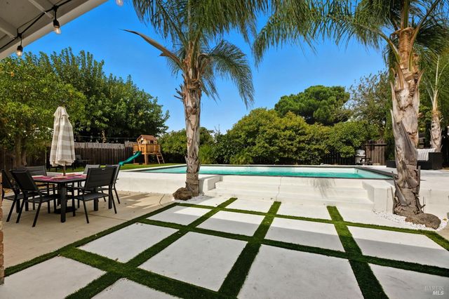 678 Claremont Dr, Vacaville, CA 95687