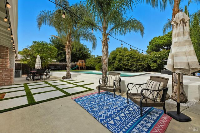 678 Claremont Dr, Vacaville, CA 95687