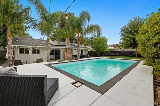 678 Claremont Dr, Vacaville, CA 95687