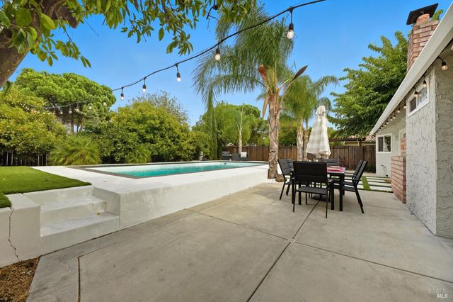 678 Claremont Dr, Vacaville, CA 95687