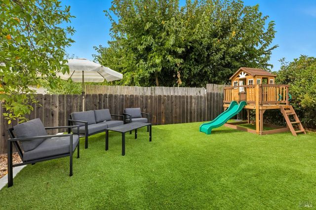 678 Claremont Dr, Vacaville, CA 95687