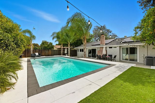 678 Claremont Dr, Vacaville, CA 95687