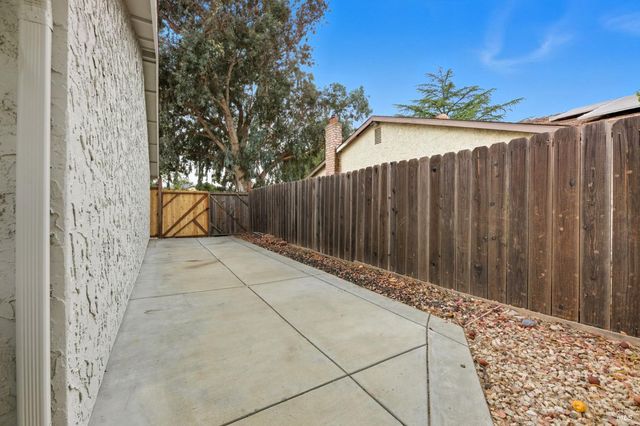678 Claremont Dr, Vacaville, CA 95687