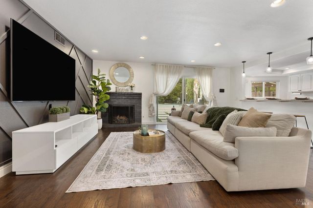 678 Claremont Dr, Vacaville, CA 95687