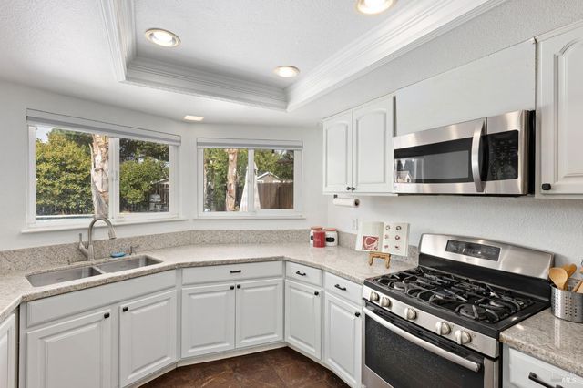 678 Claremont Dr, Vacaville, CA 95687