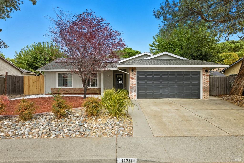 678 Claremont Dr, Vacaville, CA 95687