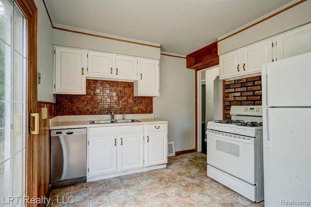 23038 Violet Street, Farmington, MI 48336
