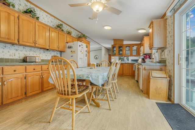 4 Nightingale Lane, Tiverton, RI 02878