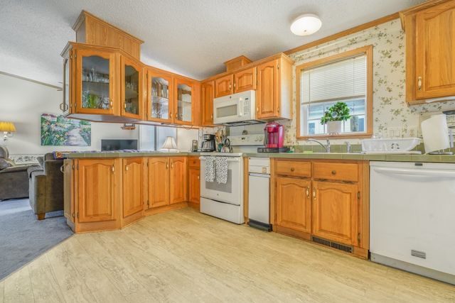 4 Nightingale Lane, Tiverton, RI 02878