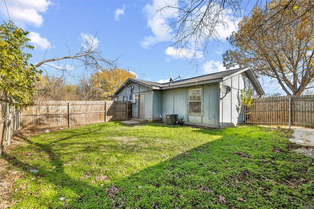 216 Pine Meadow Drive, Kennedale, TX 76060