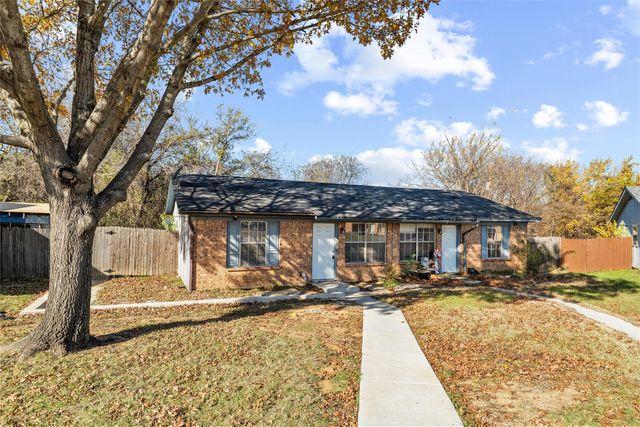 216 Pine Meadow Drive, Kennedale, TX 76060