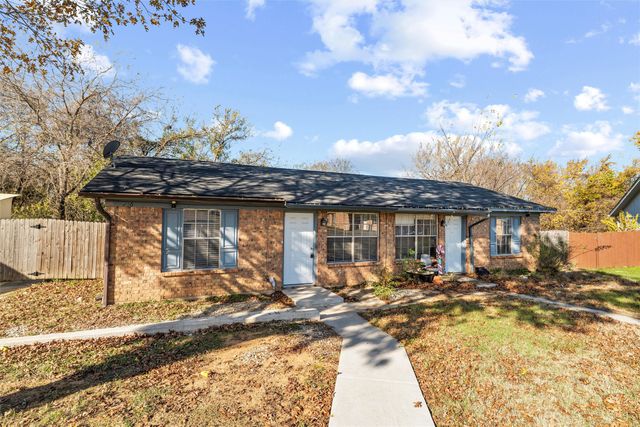 216 Pine Meadow Drive, Kennedale, TX 76060