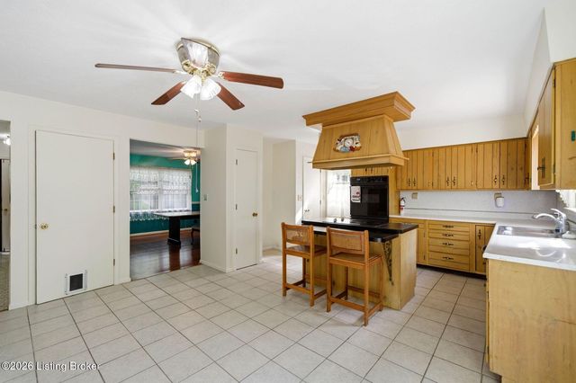 2804 Timber Hills Rd, Louisville, KY 40214
