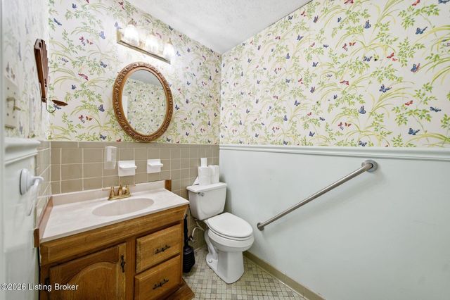 2804 Timber Hills Rd, Louisville, KY 40214
