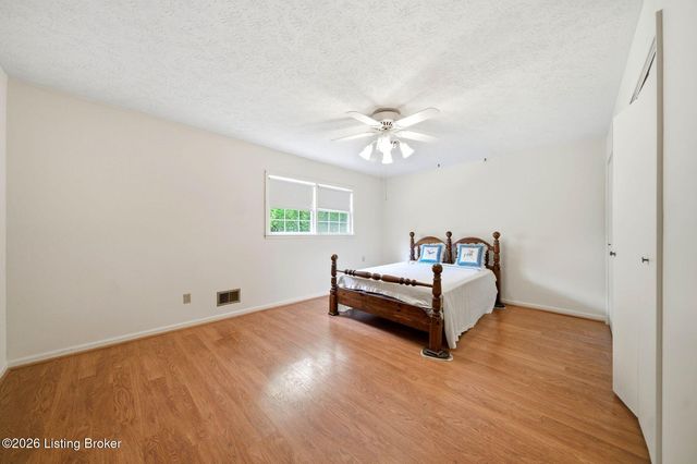 2804 Timber Hills Rd, Louisville, KY 40214