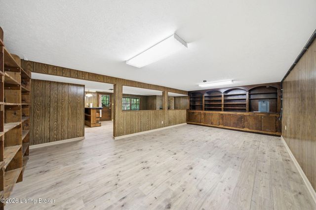 2804 Timber Hills Rd, Louisville, KY 40214