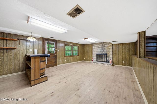 2804 Timber Hills Rd, Louisville, KY 40214