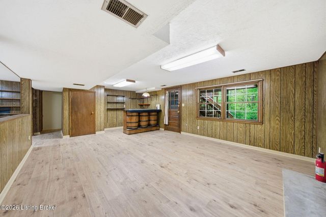 2804 Timber Hills Rd, Louisville, KY 40214