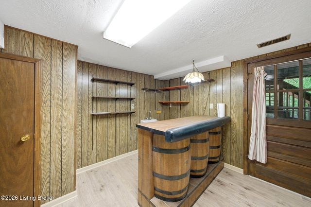 2804 Timber Hills Rd, Louisville, KY 40214