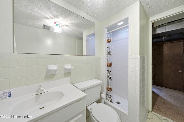 2804 Timber Hills Rd, Louisville, KY 40214