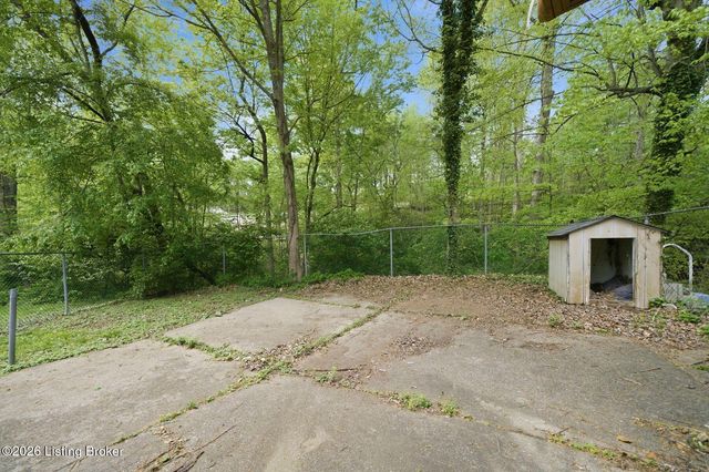 2804 Timber Hills Rd, Louisville, KY 40214