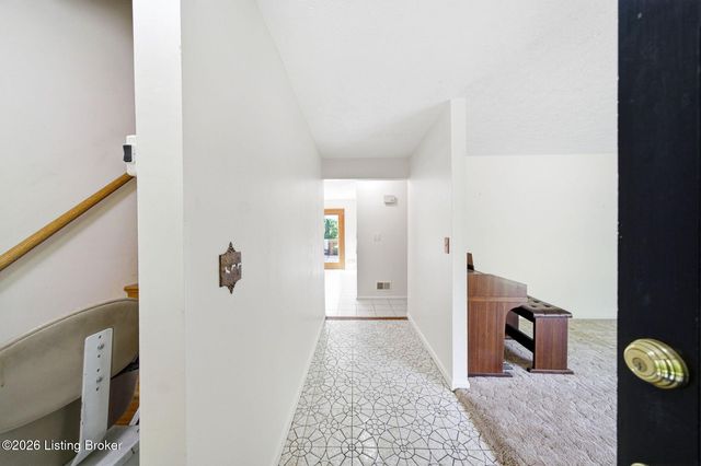 2804 Timber Hills Rd, Louisville, KY 40214