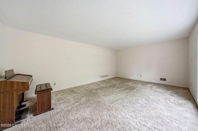 2804 Timber Hills Rd, Louisville, KY 40214