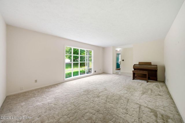 2804 Timber Hills Rd, Louisville, KY 40214