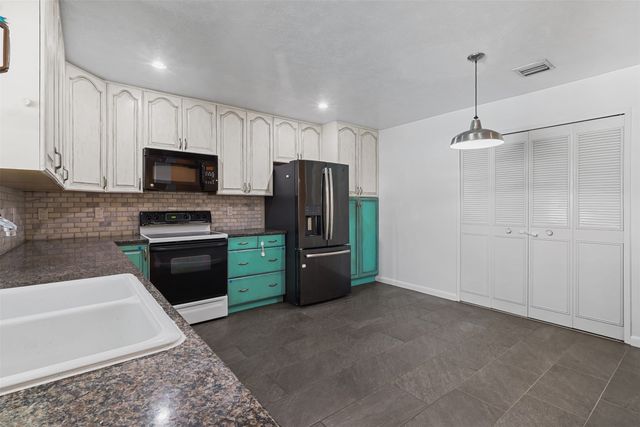 1825 E Peters Colony Road, Carrollton, TX 75007