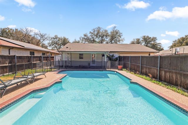 1825 E Peters Colony Road, Carrollton, TX 75007