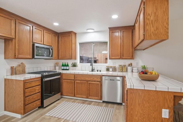 1010 Acaciawood Ct, Los Banos, CA 93635