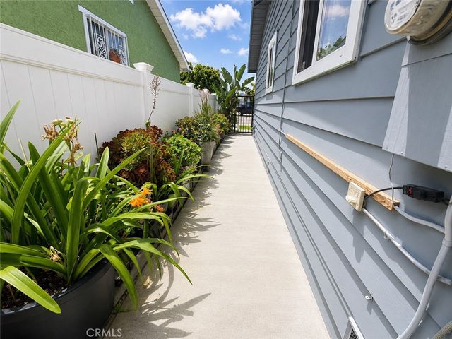 1425 W Gage Avenue, Los Angeles, CA 90047