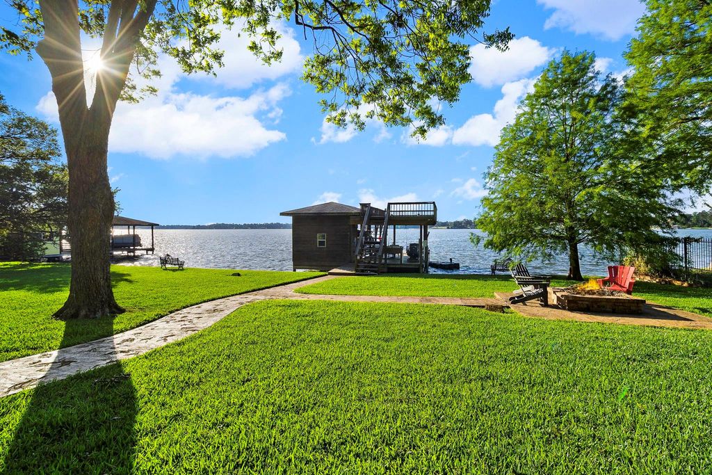 346 Shoreline Drive, Livingston, TX 77351