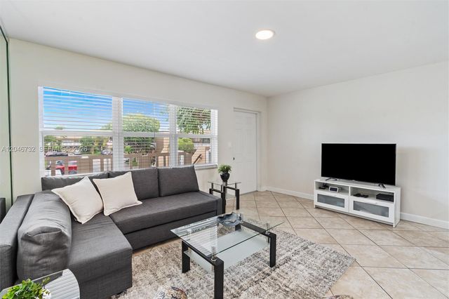 9101 Sunrise Lakes Blvd 202, Sunrise, FL 33322