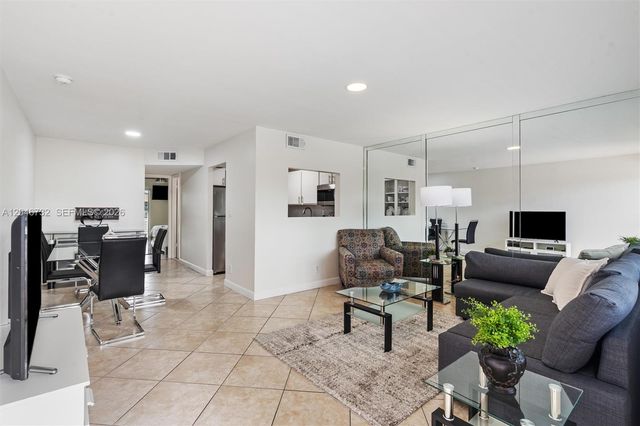 9101 Sunrise Lakes Blvd 202, Sunrise, FL 33322