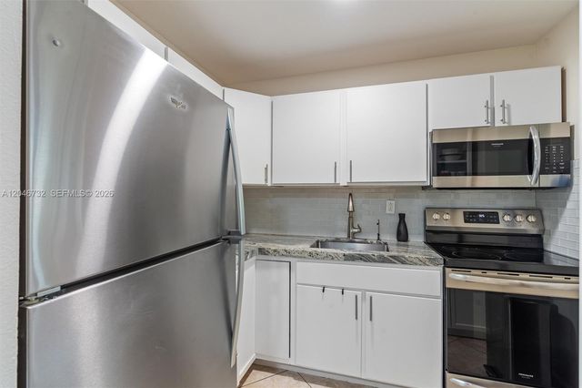 9101 Sunrise Lakes Blvd 202, Sunrise, FL 33322