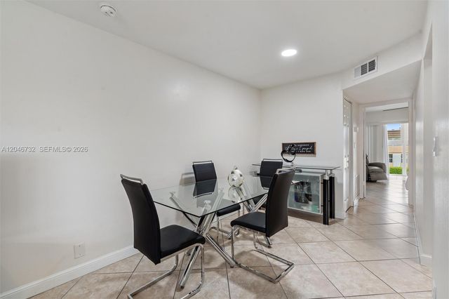 9101 Sunrise Lakes Blvd 202, Sunrise, FL 33322