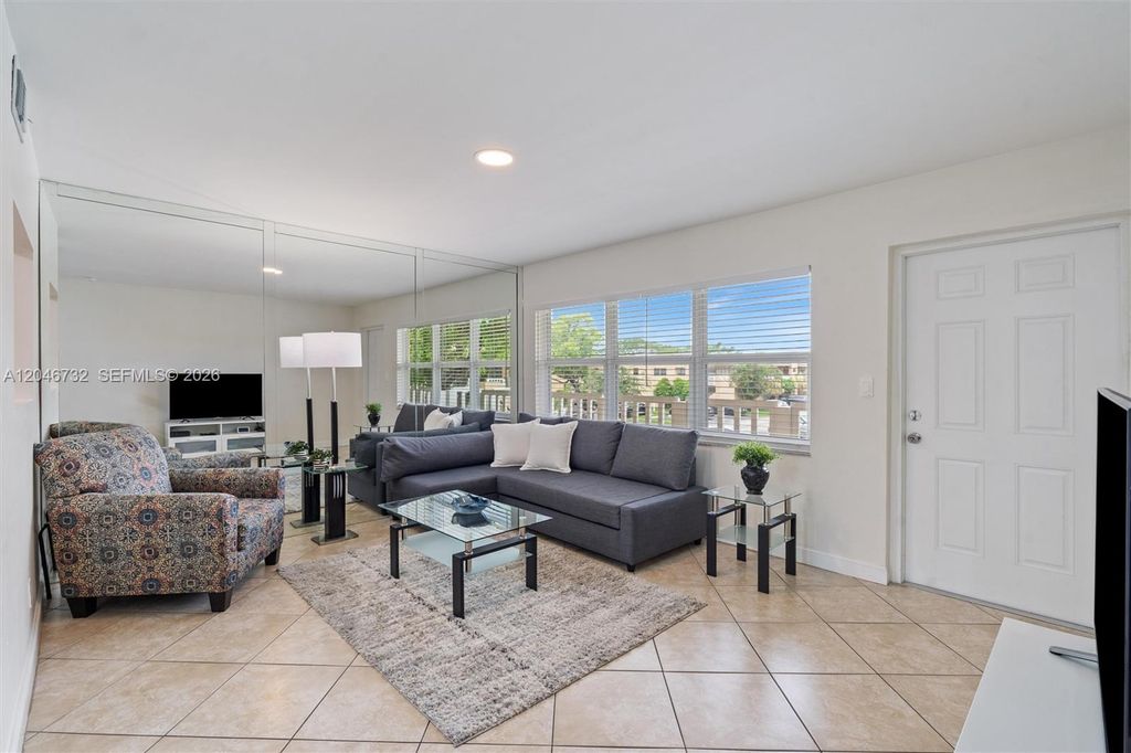 9101 Sunrise Lakes Blvd 202, Sunrise, FL 33322