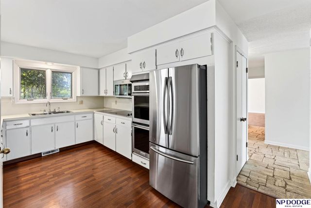 805 Leawood Drive, Omaha, NE 68154