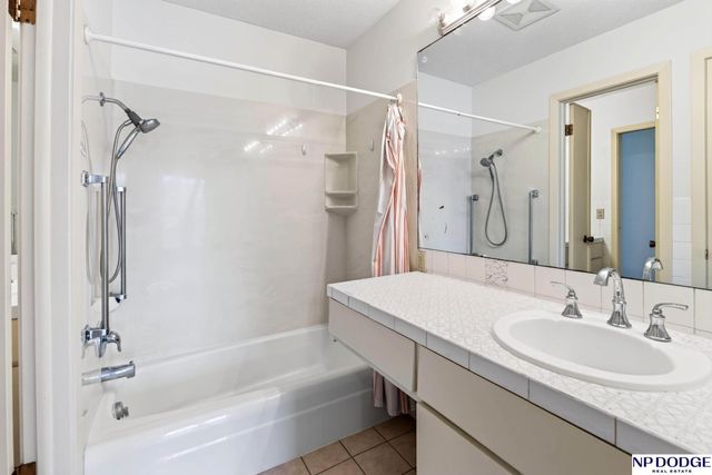 805 Leawood Drive, Omaha, NE 68154