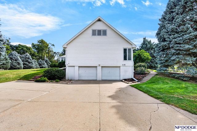 805 Leawood Drive, Omaha, NE 68154