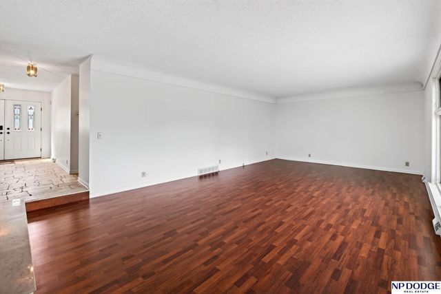 805 Leawood Drive, Omaha, NE 68154