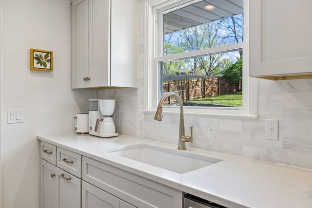 517 Adamwood Dr, Nashville, TN 37211