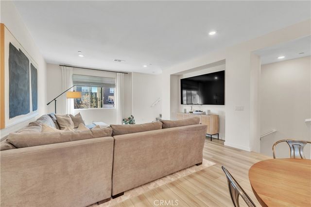 27582 Manzanita, Valencia, CA 91381