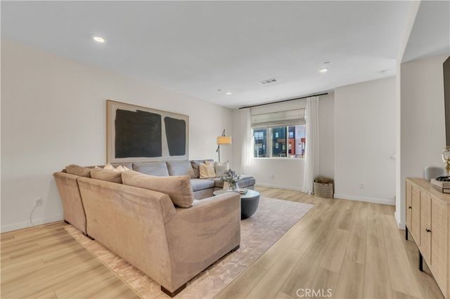 27582 Manzanita, Valencia, CA 91381