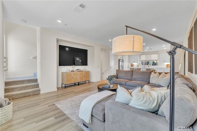 27582 Manzanita, Valencia, CA 91381